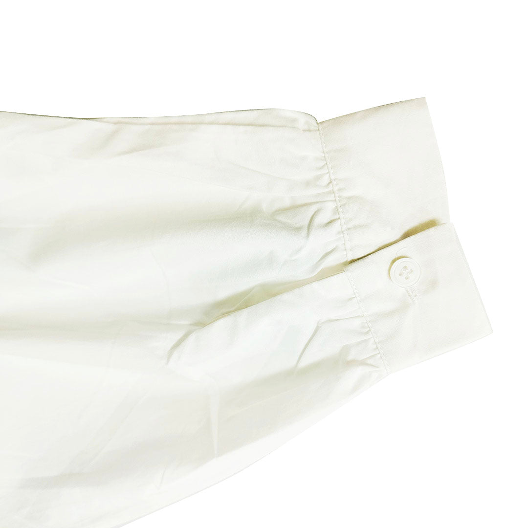 V-neck shirt with three-quarter sleeve