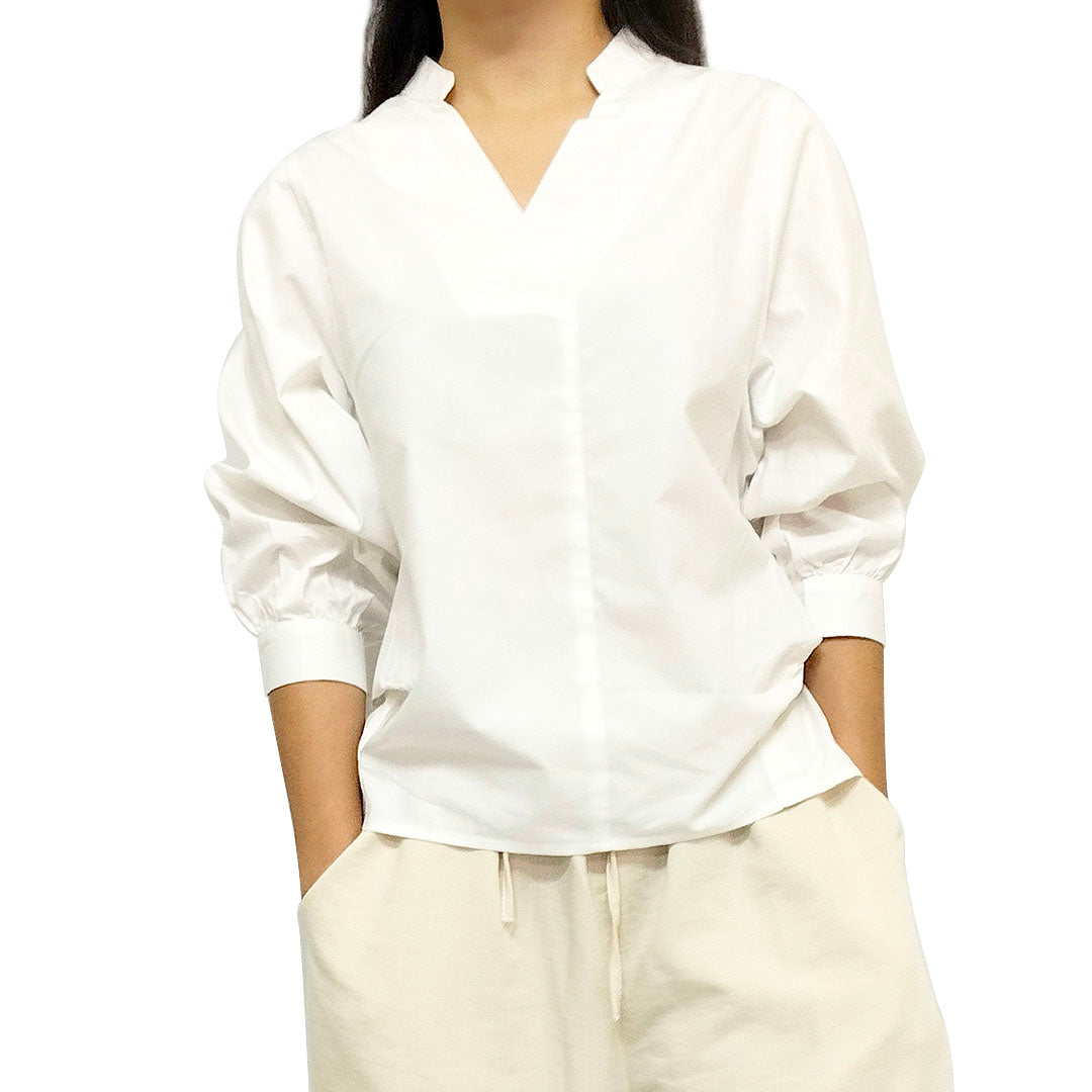 V-neck shirt with three-quarter sleeve