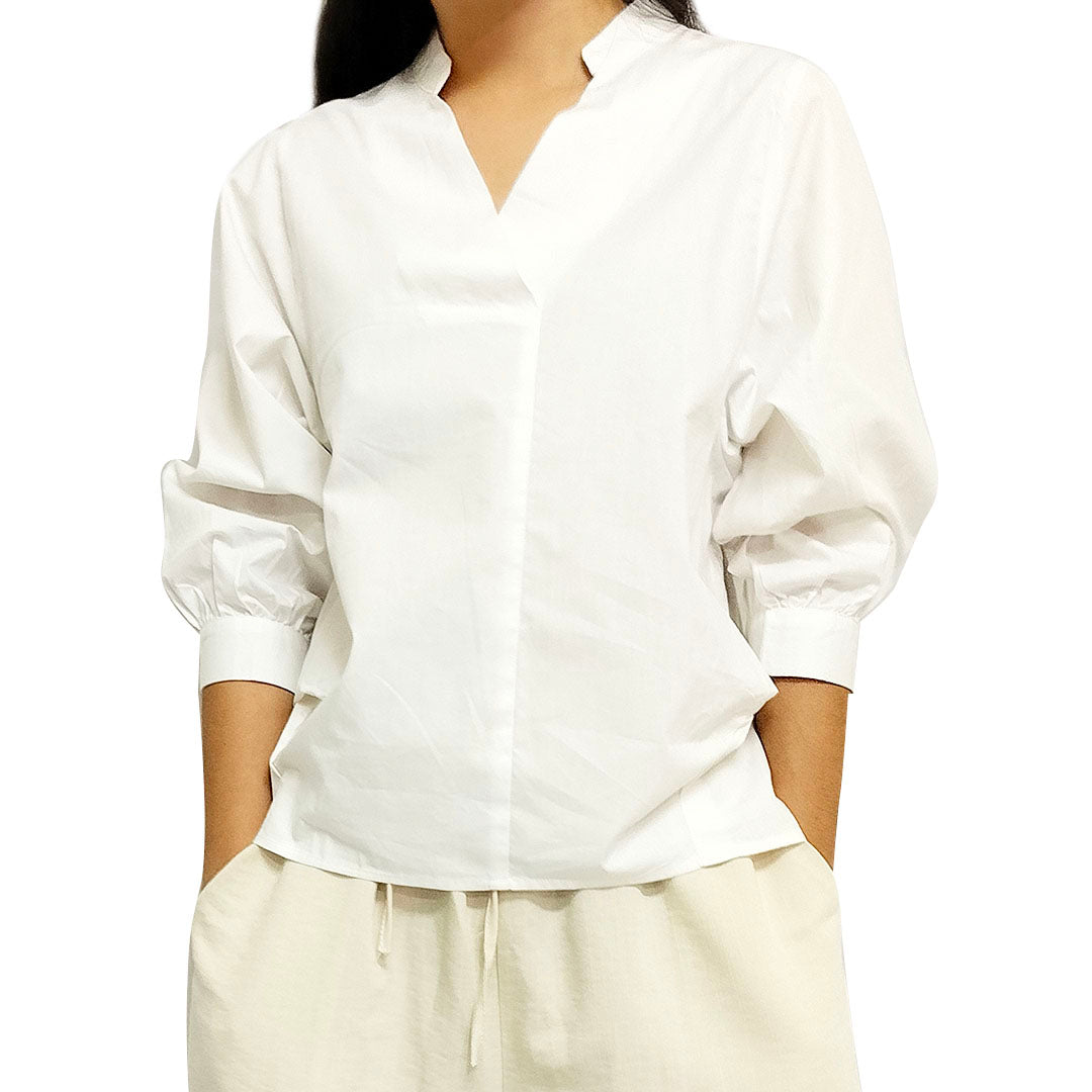 V-neck shirt with three-quarter sleeve